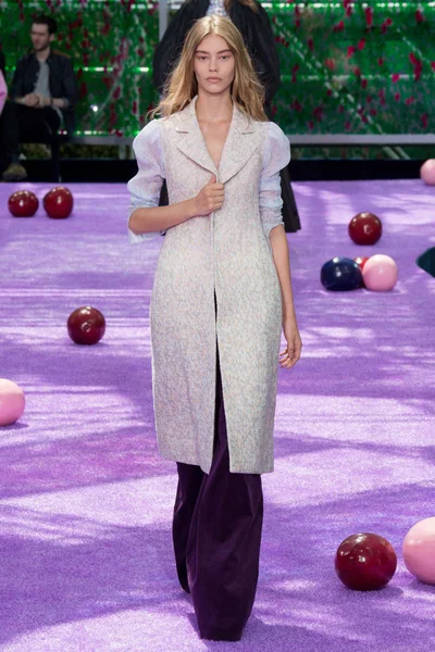 Look 16